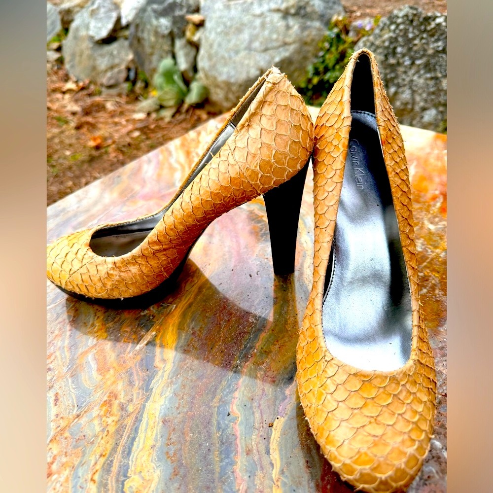 - HOST PICK 🎉🎊Calvin Klein Sarika snakeskin solid woodblock heels